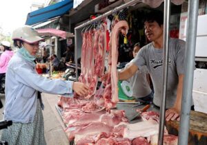 thit-heo-tang-gia-vu-vu-nguoi-tieu-dung-cat-giam-khau-phan-an