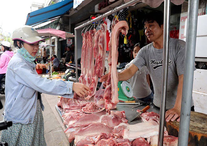 thit-heo-tang-gia-vu-vu-nguoi-tieu-dung-cat-giam-khau-phan-an