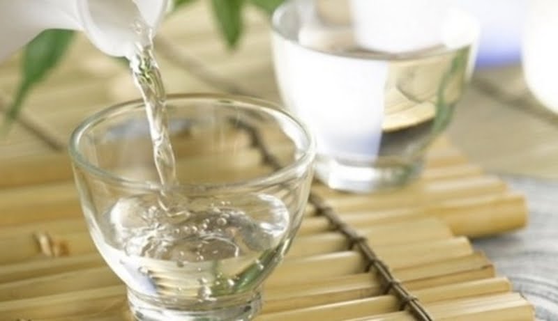 Rượu pha chế từ cồn thực phẩm (chiếm 96%) + nước + phụ gia thực phẩm