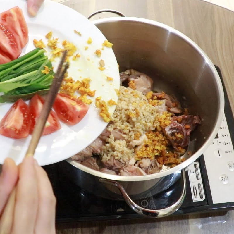 Ướp gà với xíu bột canh, tiêu và 1/2 chỗ cơm rượu đã chuẩn bị