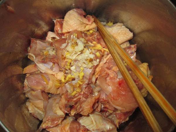 Xào thịt gà cho tới khi săn lại