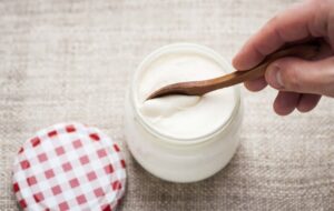Sữa chua giúp sữa mẹ có thêm nhiều dưỡng chất cho bé bú