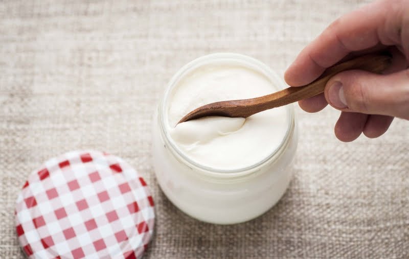 Sữa chua giúp sữa mẹ có thêm nhiều dưỡng chất cho bé bú