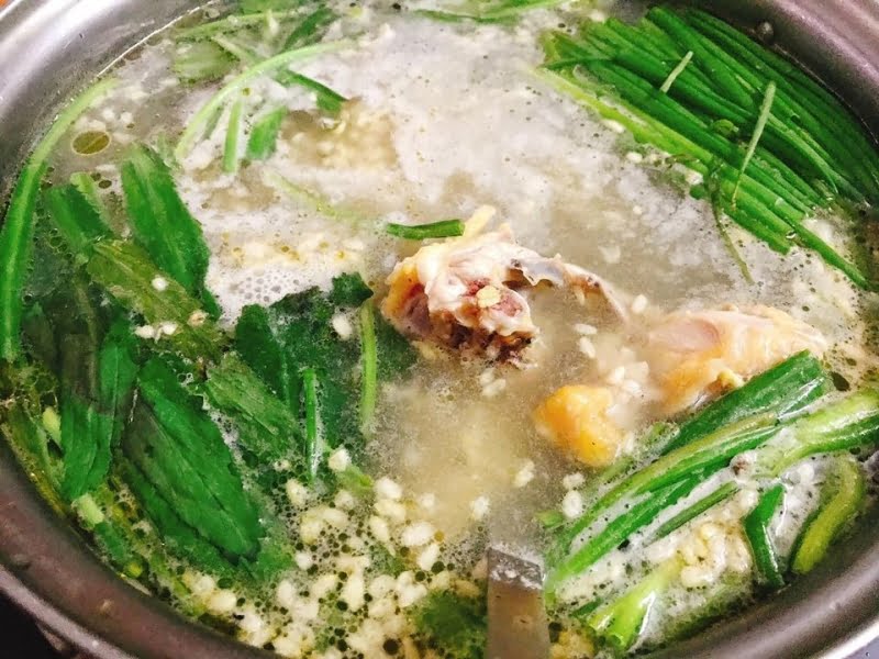 Lẩu gà cơm rượu thanh thanh, chua chua, ngọt ngọt