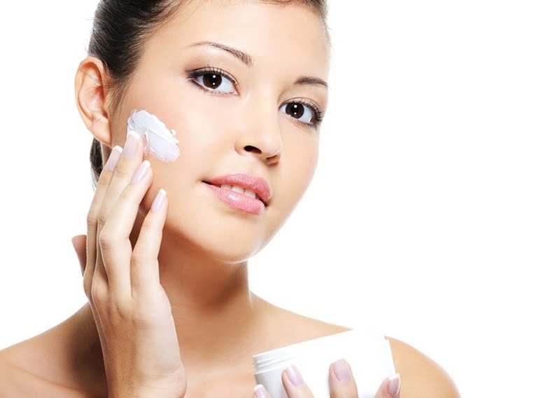 Mẹ sau sinh có nên dùng mỹ phẩm hay không?
