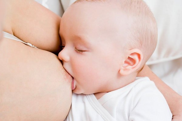 Mẹ nên cho bé bú đúng thời điểm nhé