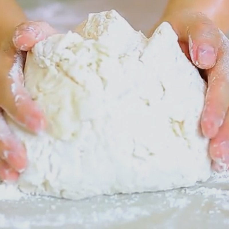 Nhào bột là công đoạn quan trọng để làm bánh mì cơm rượu