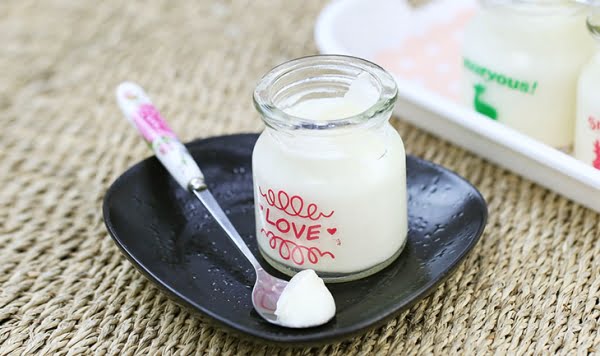 Cho sữa chua vào hũ và ủ sữa chua