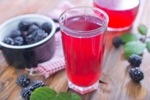 Rượu mâm xôi có màu sắc rất bắt mắt