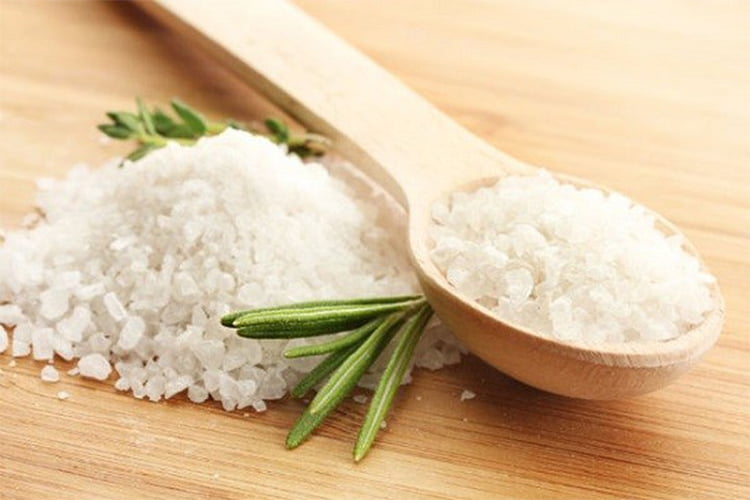 Sử dụng muối để xông mặt sẽ giúp cho da mặt của mẹ thông thoáng và tẩy tế bào chết trên da