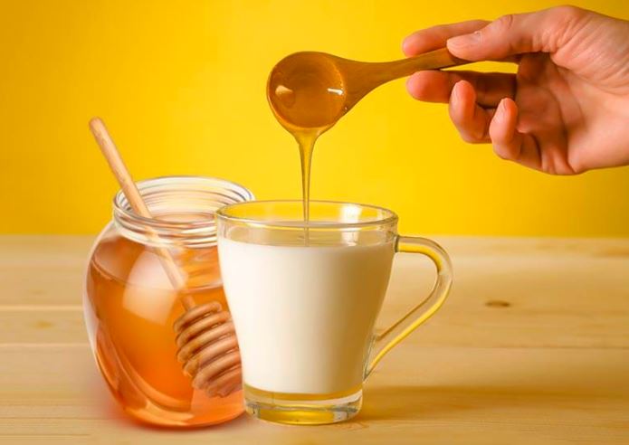 Dùng mật ong kết hợp với sữa ấm để chữa yếu sinh lý