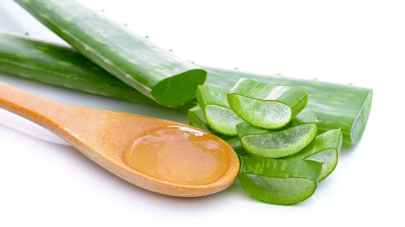 Đơn giản nhất là chị em dùng mặt nạ nha đam nguyên chất nhé